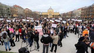 Prosvjed #spasime: Tomislavov trg u Zagrebu pun ljudi, došao i Plenković Prosvjed #spasime: Tomislavov trg u Zagrebu pun ljudi, došao i Plenković