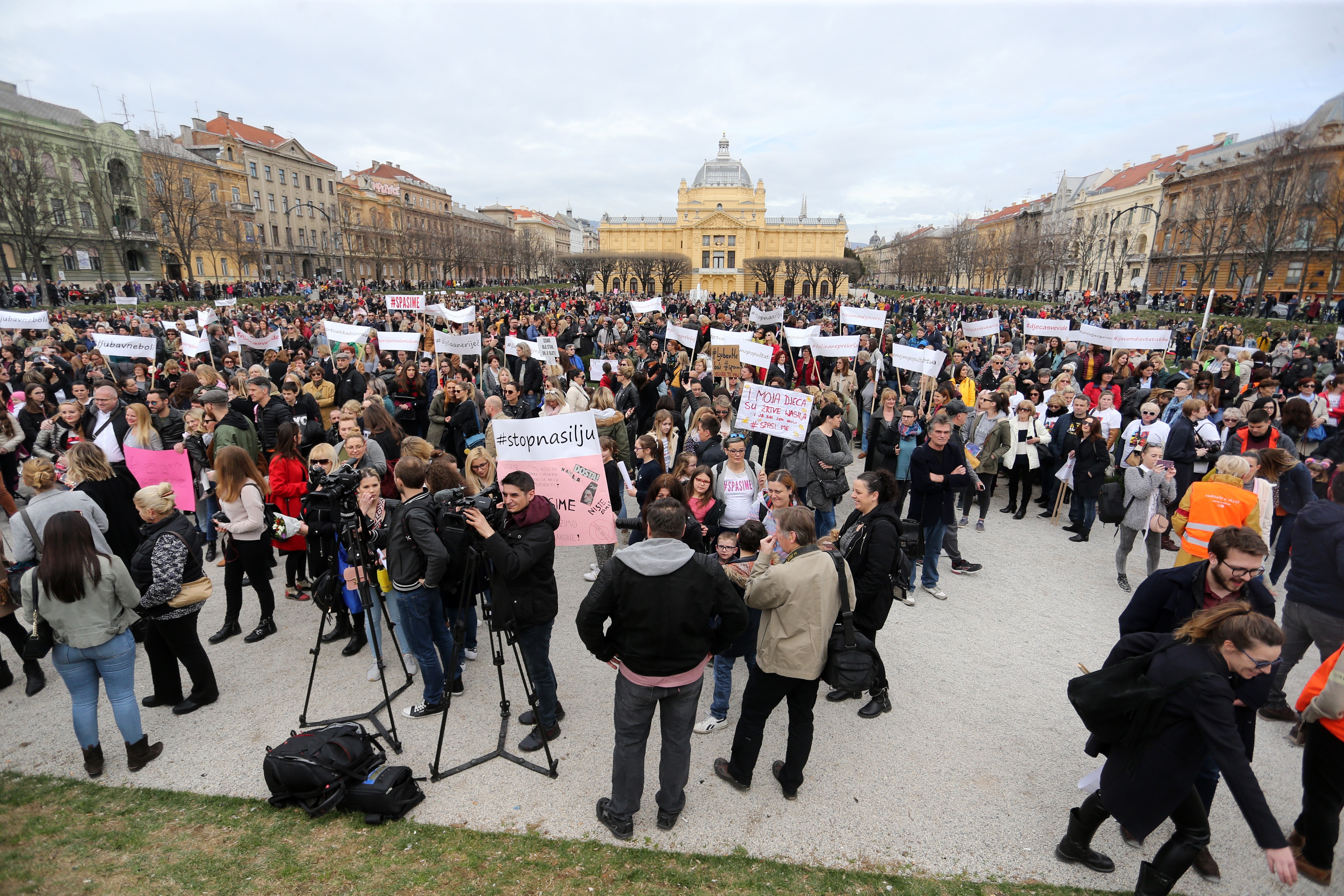 Prosvjed #spasime: Tomislavov trg u Zagrebu pun ljudi, došao i Plenković Prosvjed #spasime: Tomislavov trg u Zagrebu pun ljudi, došao i Plenković