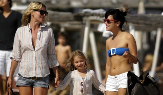 #3376906 Kate Moss and her daughter, Lila Grace, hang out with fellow Brit, Lily Allen, at celebrity hotspot Club 55 in St. Tropez.

Restriction applies: USA ONLY

 Fame Pictures, Inc – Santa Monica, CA, USA – +1 (310) 395-0500