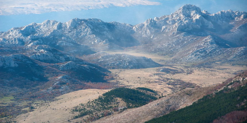 Paklenica, Juzni Velebit, Zadar, 171112
Izlet u NP Paklenica, dio juznog Velebita u trokutu Veliko rujno – skloniste na Strugama – Vaganski vrh.
Na fotografiji: detalj s izleta; pogled na Malo rujno s Viserujna
Foto: Luka Gerlanc / CROPIX Paklenica, Juzni Velebit, Zadar, 171112
Izlet u NP Paklenica, dio juznog Velebita u trokutu Veliko rujno – skloniste na Strugama – Vaganski vrh.
Na fotografiji: detalj s izleta; pogled na Malo rujno s Viserujna
Foto: Luka Gerlanc / CROPIX