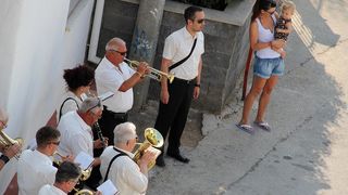 Na Stanovima se Kraljica mira slavi već preko 20 godina, a sinoćnjim misnim slavljem, procesijom i kasnije koncertom na školskom igralištu Stanarci su proslavili još jednu feštu. Koncert su održali grupa Dalmatico i Ivica Sikirić Ićo, foto: I. Perinčić Na Stanovima se Kraljica mira slavi već preko 20 godina, a sinoćnjim misnim slavljem, procesijom i kasnije koncertom na školskom igralištu Stanarci su proslavili još jednu feštu. Koncert su održali grupa Dalmatico i Ivica Sikirić Ićo, foto: I. Perinčić