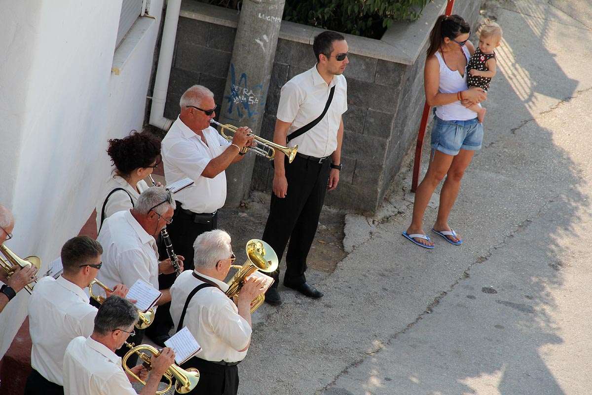Na Stanovima se Kraljica mira slavi već preko 20 godina, a sinoćnjim misnim slavljem, procesijom i kasnije koncertom na školskom igralištu Stanarci su proslavili još jednu feštu. Koncert su održali grupa Dalmatico i Ivica Sikirić Ićo, foto: I. Perinčić Na Stanovima se Kraljica mira slavi već preko 20 godina, a sinoćnjim misnim slavljem, procesijom i kasnije koncertom na školskom igralištu Stanarci su proslavili još jednu feštu. Koncert su održali grupa Dalmatico i Ivica Sikirić Ićo, foto: I. Perinčić