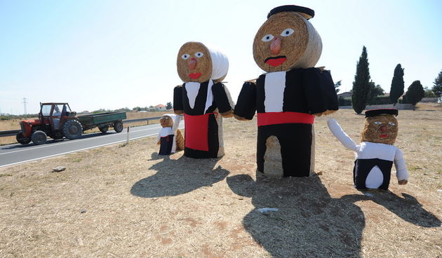 Jankolovica, Zadar, 110912
Press konferencija povodom 59. Svjetskog natjecanja u oranju na prostoru Sajma Vrane d.o.o u Jankolovici.
Na fotografiji: u blizini mjesta gdje ce se odvijati natjecanje su postavljene prigodne slamnate skulpture.
Foto: Luka Ger