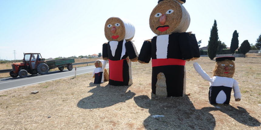 Jankolovica, Zadar, 110912
Press konferencija povodom 59. Svjetskog natjecanja u oranju na prostoru Sajma Vrane d.o.o u Jankolovici.
Na fotografiji: u blizini mjesta gdje ce se odvijati natjecanje su postavljene prigodne slamnate skulpture.
Foto: Luka Ger