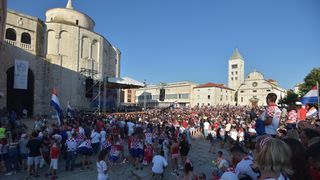 Zadar dočekao svoje Vatrene: Sve generacije okupile se na Forumu