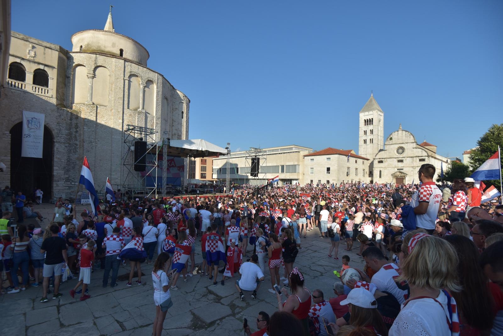 Zadar dočekao svoje Vatrene: Sve generacije okupile se na Forumu