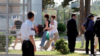 Dan poslije nesrece ceskih turista, Ozlijedjeni Cesi dovezeni su kombijma hitne pomoci iz gospicke bolnice te su ukrcani u avion. Foto: Jure Miskovic / CROPIX Dan poslije nesrece ceskih turista, Ozlijedjeni Cesi dovezeni su kombijma hitne pomoci iz gospicke bolnice te su ukrcani u avion. Foto: Jure Miskovic / CROPIX
