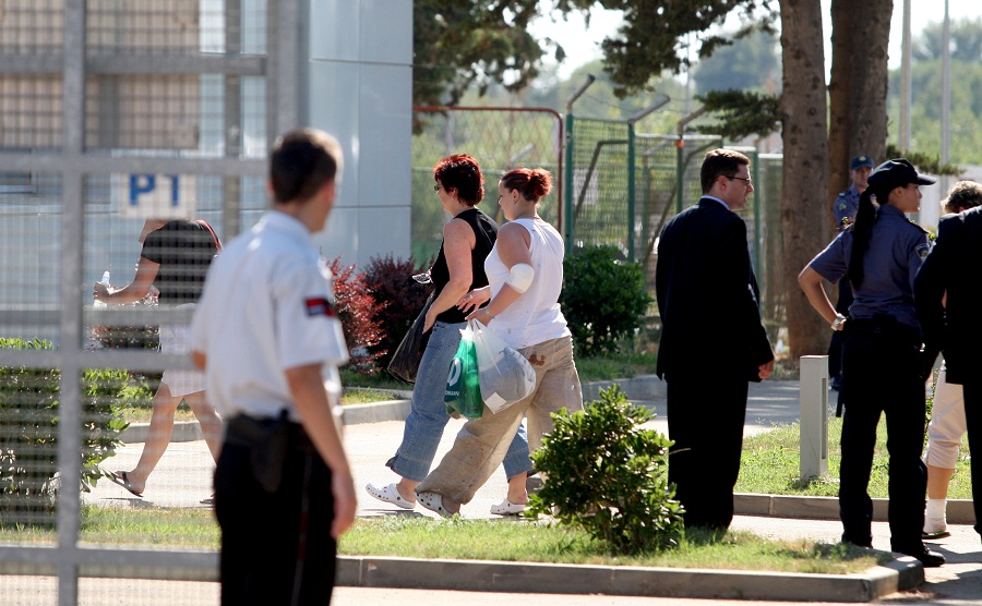 Dan poslije nesrece ceskih turista, Ozlijedjeni Cesi dovezeni su kombijma hitne pomoci iz gospicke bolnice te su ukrcani u avion. Foto: Jure Miskovic / CROPIX Dan poslije nesrece ceskih turista, Ozlijedjeni Cesi dovezeni su kombijma hitne pomoci iz gospicke bolnice te su ukrcani u avion. Foto: Jure Miskovic / CROPIX