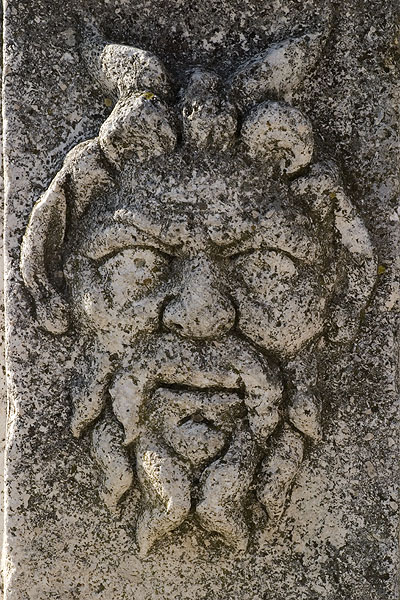 prikaz glave u reljefu na ulomka iz rimskog perida na forumu