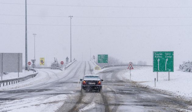 Snijeg i zimski uvjeti kod čvora Gospić na autocesti A1