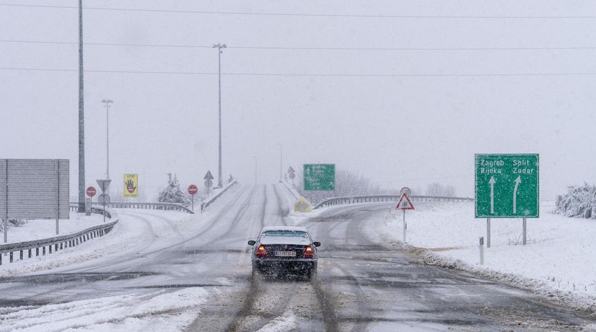 Snijeg i zimski uvjeti kod čvora Gospić na autocesti A1 Snijeg i zimski uvjeti kod čvora Gospić na autocesti A1