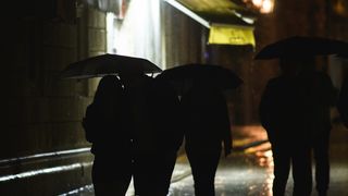 Kiša je potopila ulice grada. Jesen je stigla u svom svojem sjaju