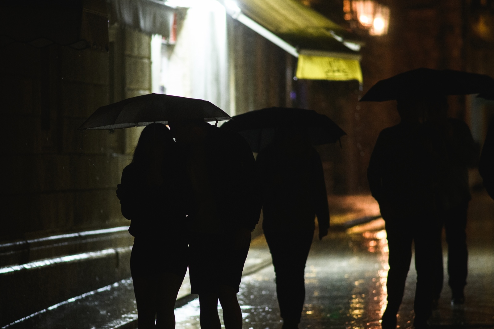 Kiša je potopila ulice grada. Jesen je stigla u svom svojem sjaju