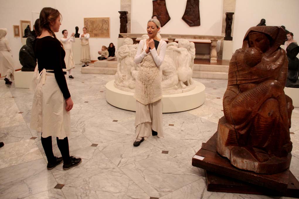 Glazbeno-plesni performans “Ona koja nosi”, foto: Iva Perinčić Glazbeno-plesni performans “Ona koja nosi”, foto: Iva Perinčić