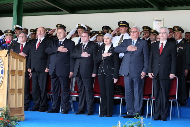 Vukovar, 250610.
U povodu Dana drzavnosti Republike Hrvatske obiljezen  zavrsetak skolovanja polaznika vojnih skola za potrebe Oruzanih snaga. Na fotografiji drzavni vrh na svecanosti.
Foto: Damir Glibusic / CROPIX