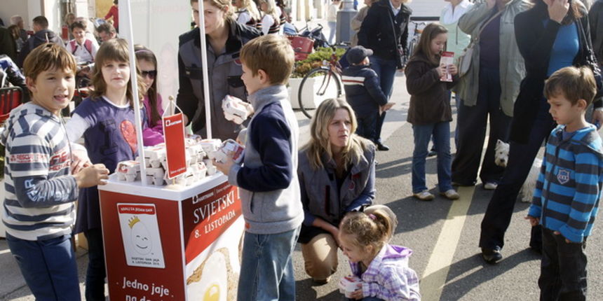 Koprivnica, 081010
Tvrtka Hartmann jedina je u Hrvatskoj obiljezila Svjetski dan jaja.
Na slici: Gradani Koprivnice razgrabili su besplatna jaja
Foto: Hrvoje Jurcic / Cropix / Podravski list Koprivnica, 081010
Tvrtka Hartmann jedina je u Hrvatskoj obiljezila Svjetski dan jaja.
Na slici: Gradani Koprivnice razgrabili su besplatna jaja
Foto: Hrvoje Jurcic / Cropix / Podravski list