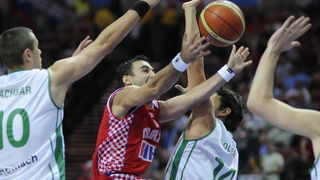 Katowice, 180909.
Dvorana Sport Arena Spodek.
Europsko prvenstvo u kosarci u Poljskoj, cetvrtfinale izmedju Slovenije i Hrvatske.
Na slici: Marko Popovic  izmedju Golemca i Nachbara.
Foto: Drago Sopta  / CROPIX