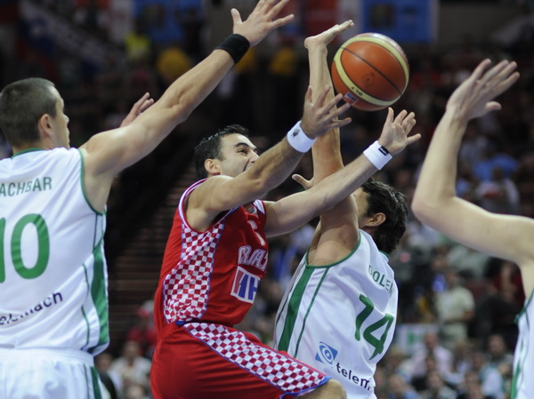Katowice, 180909.
Dvorana Sport Arena Spodek.
Europsko prvenstvo u kosarci u Poljskoj, cetvrtfinale izmedju Slovenije i Hrvatske.
Na slici: Marko Popovic  izmedju Golemca i Nachbara.
Foto: Drago Sopta  / CROPIX