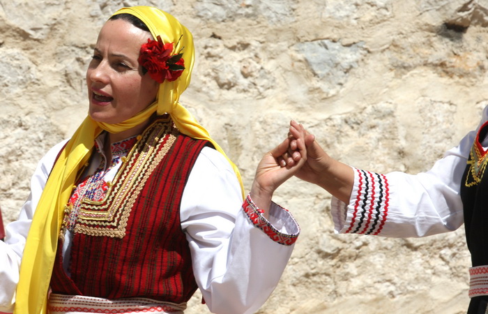 Zadar, 120512.
Danas je u Domu hrvatske mladezi u Zadru odrzan dan Nacionalnih manjina Zadarske zupanije, albanke, bosnjacke, madjarske, makedonske, slovenske, srpske i talijanske. Nacionalne manjine su svoju kulturu predstavile kroz pjesmu,ples i tradici Zadar, 120512.
Danas je u Domu hrvatske mladezi u Zadru odrzan dan Nacionalnih manjina Zadarske zupanije, albanke, bosnjacke, madjarske, makedonske, slovenske, srpske i talijanske. Nacionalne manjine su svoju kulturu predstavile kroz pjesmu,ples i tradici