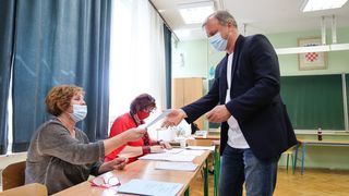 Lokalni izbori: Dr. Branko Dukić izašao na biralište Lokalni izbori: Dr. Branko Dukić izašao na biralište