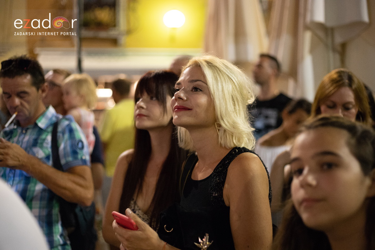 Svečani doček svjetskih prvaka Mihovila i Šime Fantele na Narodnom trgu Svečani doček svjetskih prvaka Mihovila i Šime Fantele na Narodnom trgu