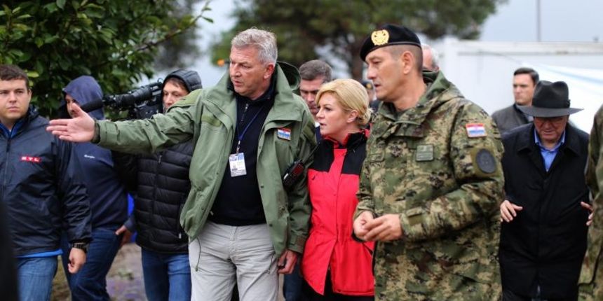 Predsjednica Republike Hrvatske Kolinda Grabar-Kitarovic obisla je granicni prijelaz Bapska i izbjeglicki kamp Opatovac. Ministar Ranko Ostojic. Photo: Marko Mrkonjic/PIXSELL Predsjednica Republike Hrvatske Kolinda Grabar-Kitarovic obisla je granicni prijelaz Bapska i izbjeglicki kamp Opatovac. Ministar Ranko Ostojic. Photo: Marko Mrkonjic/PIXSELL
