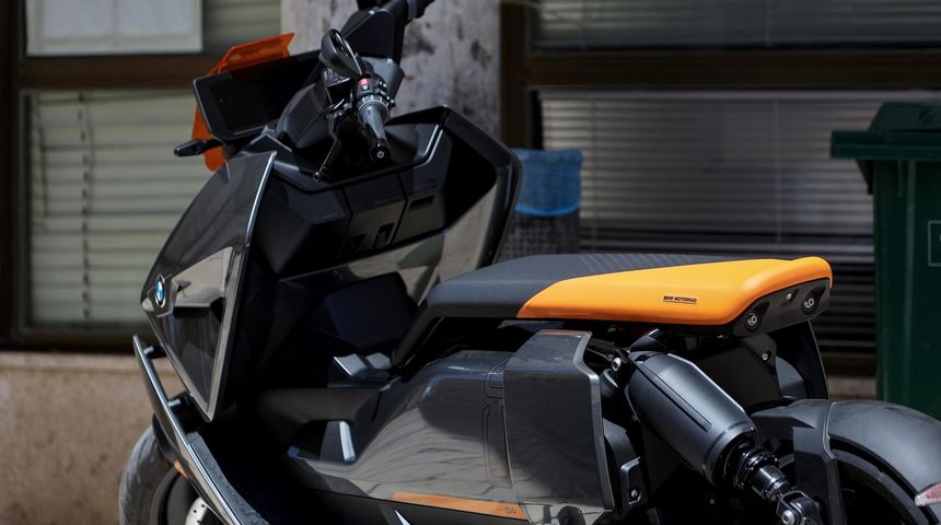 Ovaj BMW CE 04 motocikl na električni pogon prava je atrakcija Ovaj BMW CE 04 motocikl na električni pogon prava je atrakcija