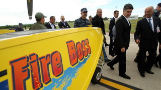 Zadar, 130513.
Predsjednik Vlade RH Zoran Milanovic prisustvovao je programu pokazne vatrogasne vjezbe Ljeto 2013 u Zracnoj luci Zadar. U pokaznoj vatrogasnoj vjezbi sudjelovale su protupozarne snage Drzavne uprave za zastitu i spasavanje, Namjenski orga Zadar, 130513.
Predsjednik Vlade RH Zoran Milanovic prisustvovao je programu pokazne vatrogasne vjezbe Ljeto 2013 u Zracnoj luci Zadar. U pokaznoj vatrogasnoj vjezbi sudjelovale su protupozarne snage Drzavne uprave za zastitu i spasavanje, Namjenski orga