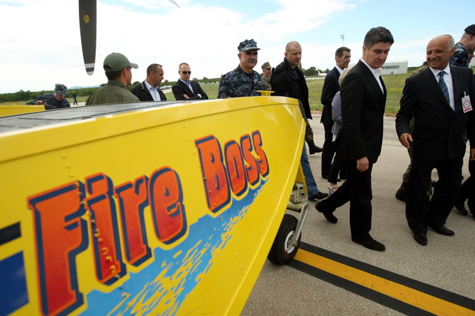 Zadar, 130513.
Predsjednik Vlade RH Zoran Milanovic prisustvovao je programu pokazne vatrogasne vjezbe Ljeto 2013 u Zracnoj luci Zadar. U pokaznoj vatrogasnoj vjezbi sudjelovale su protupozarne snage Drzavne uprave za zastitu i spasavanje, Namjenski orga Zadar, 130513.
Predsjednik Vlade RH Zoran Milanovic prisustvovao je programu pokazne vatrogasne vjezbe Ljeto 2013 u Zracnoj luci Zadar. U pokaznoj vatrogasnoj vjezbi sudjelovale su protupozarne snage Drzavne uprave za zastitu i spasavanje, Namjenski orga