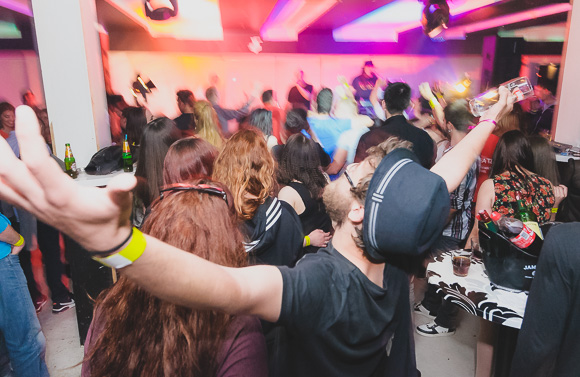 Siniša Vuco @ Hitch bar, 16.5.2015. (Foto: Ivan Toman)