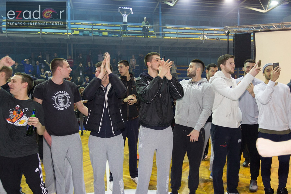 Humanitarno gledanje utakmice Zadar-Cibona (85-84) u Jazinama Humanitarno gledanje utakmice Zadar-Cibona (85-84) u Jazinama