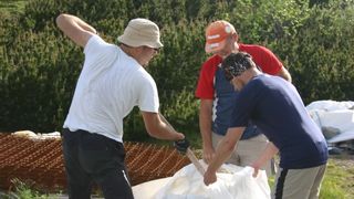 Obnova skloništa na Vlaškom gradu, foto: PD Paklenica Obnova skloništa na Vlaškom gradu, foto: PD Paklenica