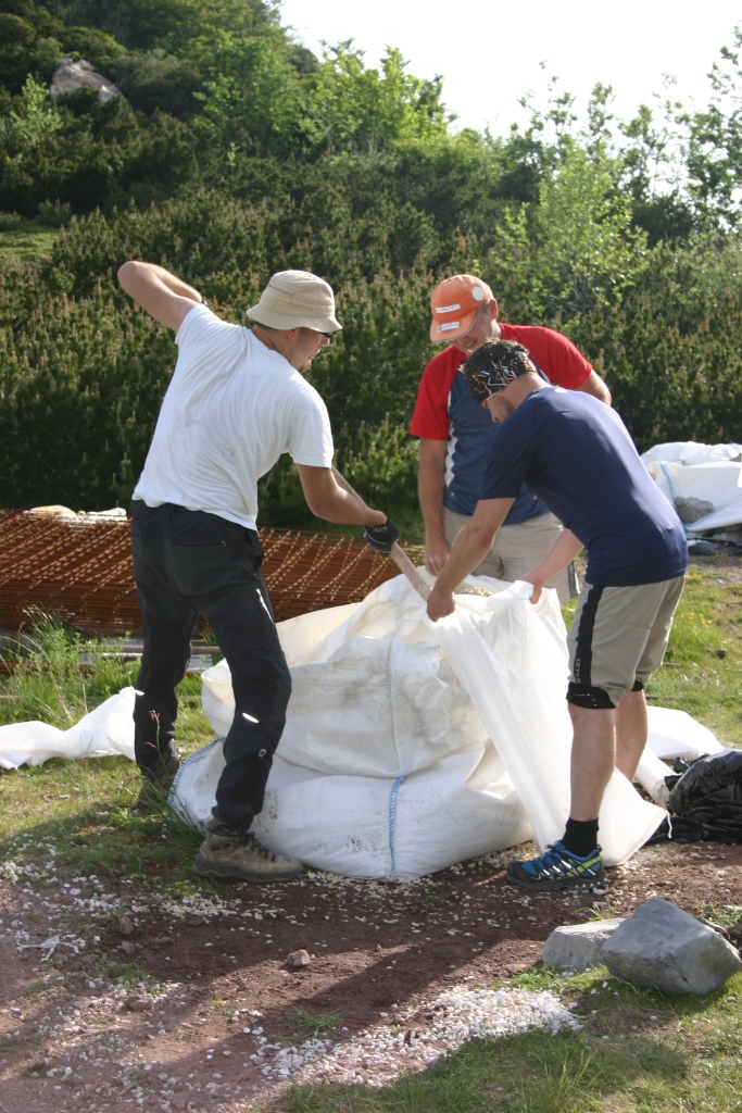 Obnova skloništa na Vlaškom gradu, foto: PD Paklenica Obnova skloništa na Vlaškom gradu, foto: PD Paklenica