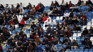 Zadar, 200310
Nogometna utakmica  T Com 1.HNL NK Zadar – NK Medjimurje. Stadion Stanovi u Zadru. 
Gledatelji.
Foto: Jure Miskovic / CROPIX