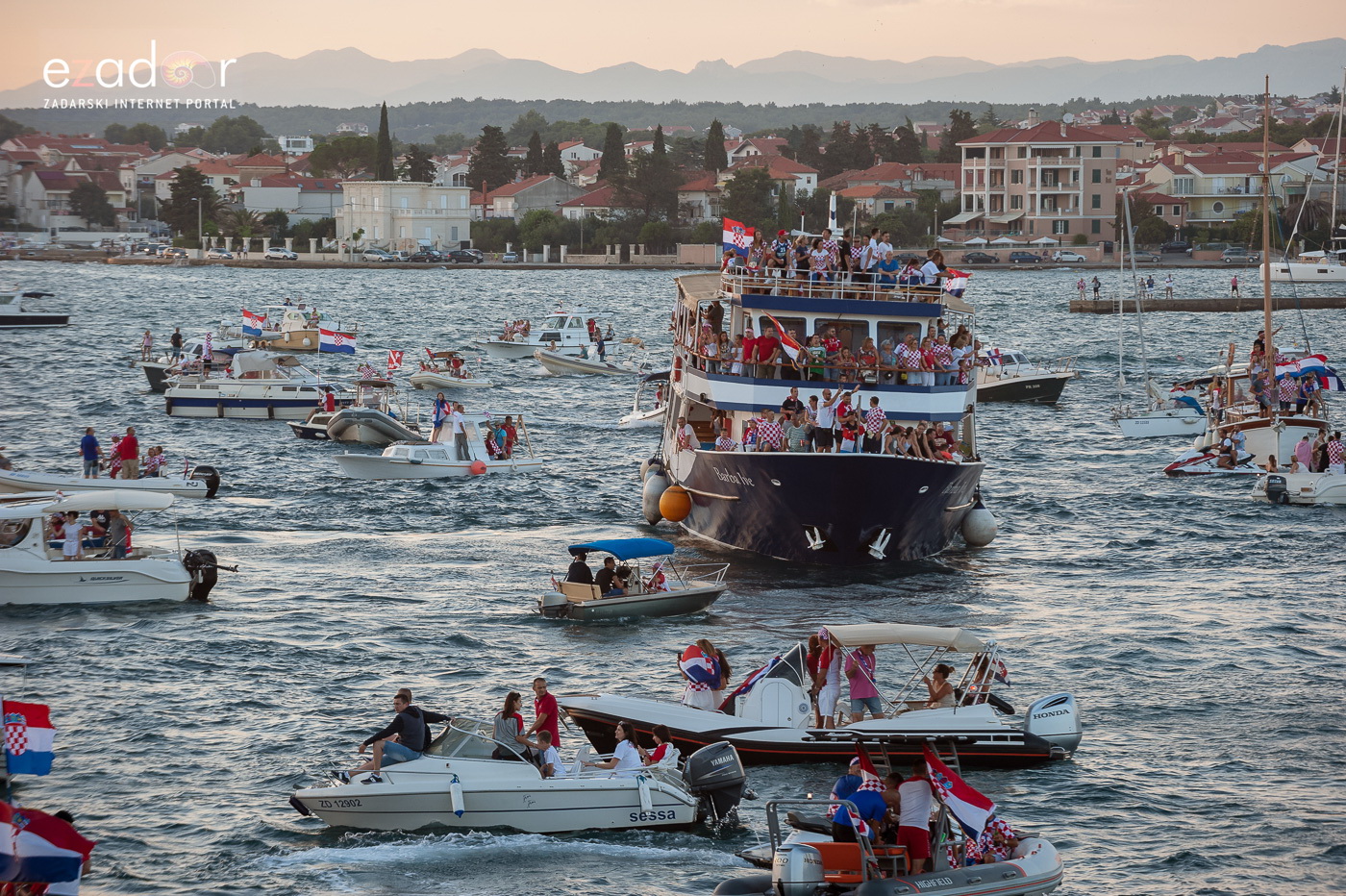 Zadar priredio čudesan doček svojim Vatrenim herojima (1)