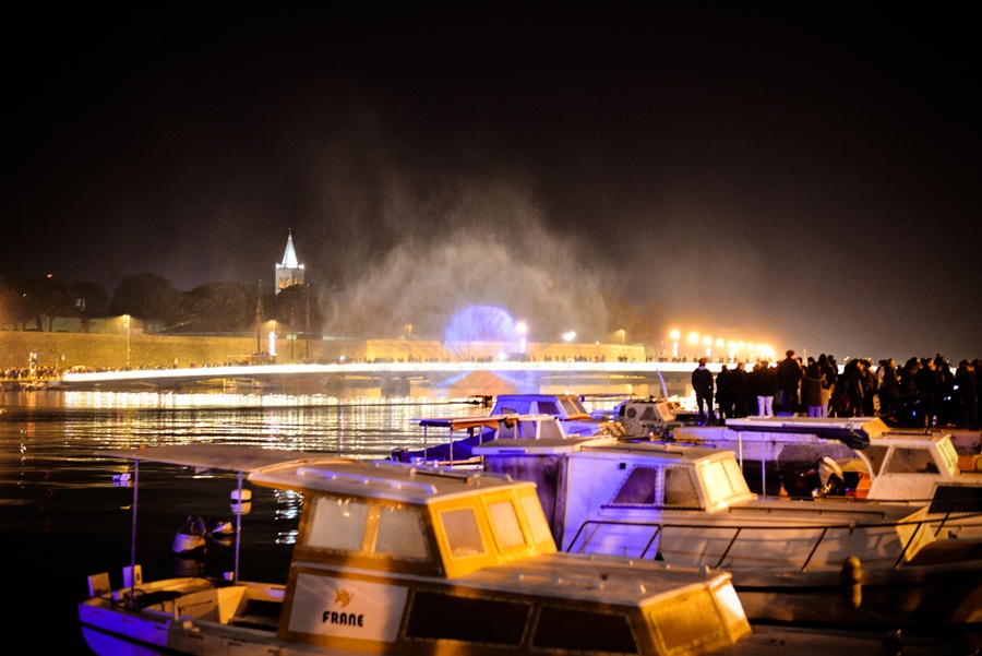 Zadrani oduševljeni hologramskim božićnim drvcem