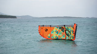 Južina nekima donosi glavobolju, surferima i kajterima je prava radost. Tako je bilo i jučer. Na biogradskoj plaži Dražica okupilo se dvadesetak ljubitelja vjetra, većina iz kiteboarding kluba Badevana-surf iz Zagreba. Iako su po meteorološkoj prognozi oč