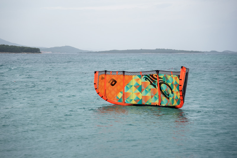 Južina nekima donosi glavobolju, surferima i kajterima je prava radost. Tako je bilo i jučer. Na biogradskoj plaži Dražica okupilo se dvadesetak ljubitelja vjetra, većina iz kiteboarding kluba Badevana-surf iz Zagreba. Iako su po meteorološkoj prognozi oč