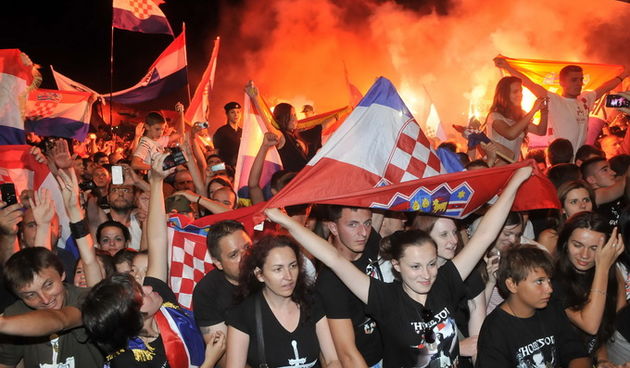 Cavoglave, 050812.
Tradicionalna sedma proslava Dana pobjede i domovinske zahvalnosti i Dana hrvatskih branitelja u Cavoglavama, rodnom mjestu pjevaca Marka Perkovica Tompsona.
Na fotografiji: koncert Marko Perkovic Thompson.
Foto: Bruno Konjevic / CROPIX