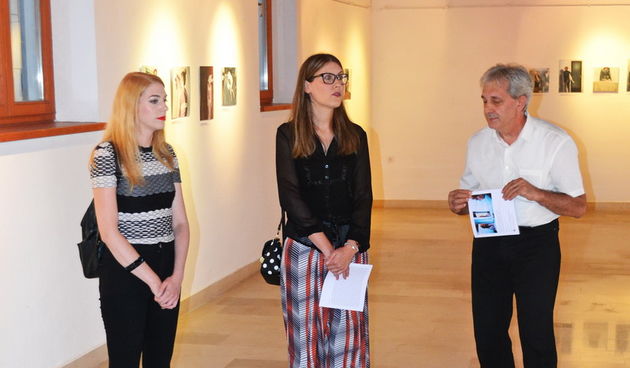 U galeriji Kninskog muzeja otvorena izložba slika “Autoportreti” Marine Ćorić