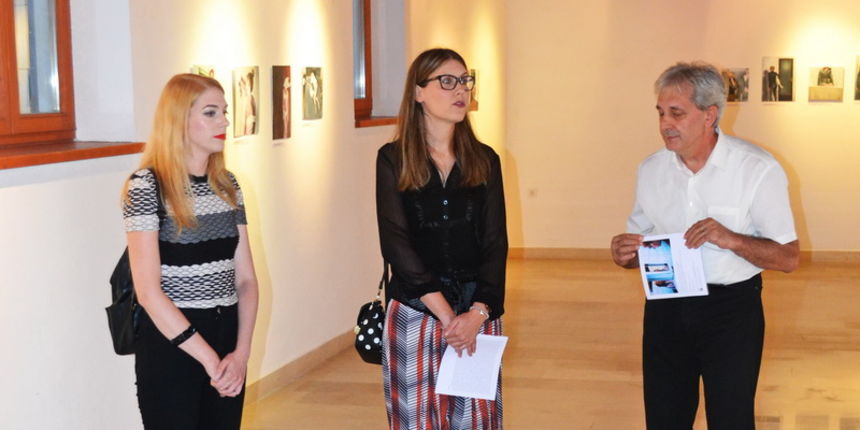 U galeriji Kninskog muzeja otvorena izložba slika “Autoportreti” Marine Ćorić U galeriji Kninskog muzeja otvorena izložba slika “Autoportreti” Marine Ćorić