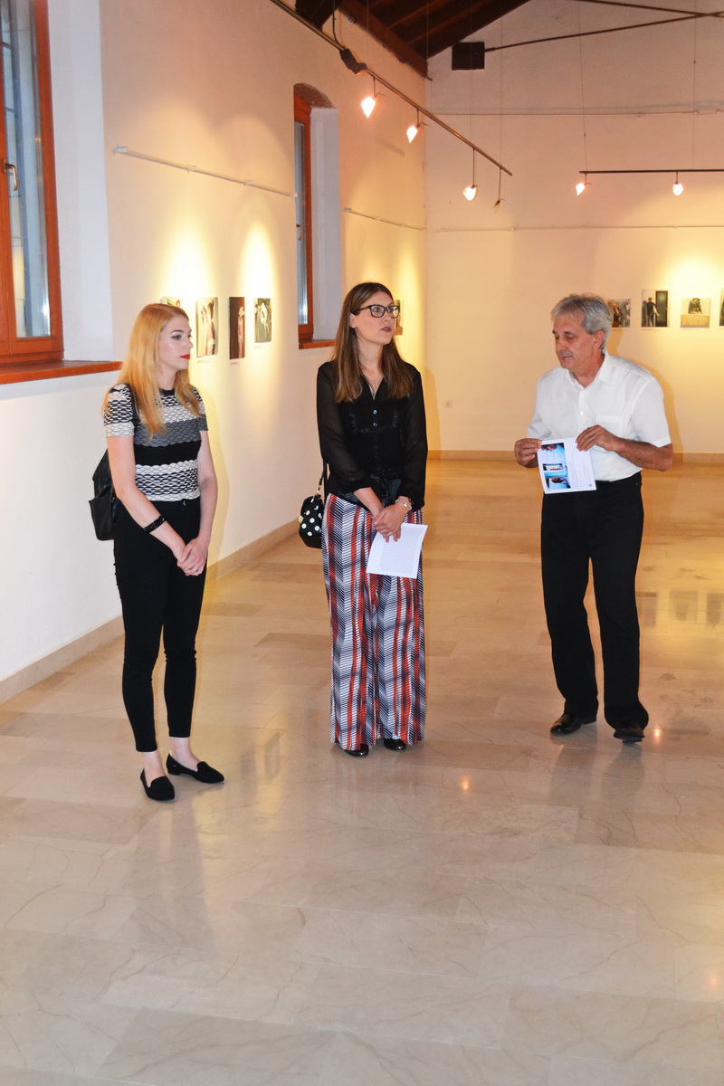 U galeriji Kninskog muzeja otvorena izložba slika “Autoportreti” Marine Ćorić