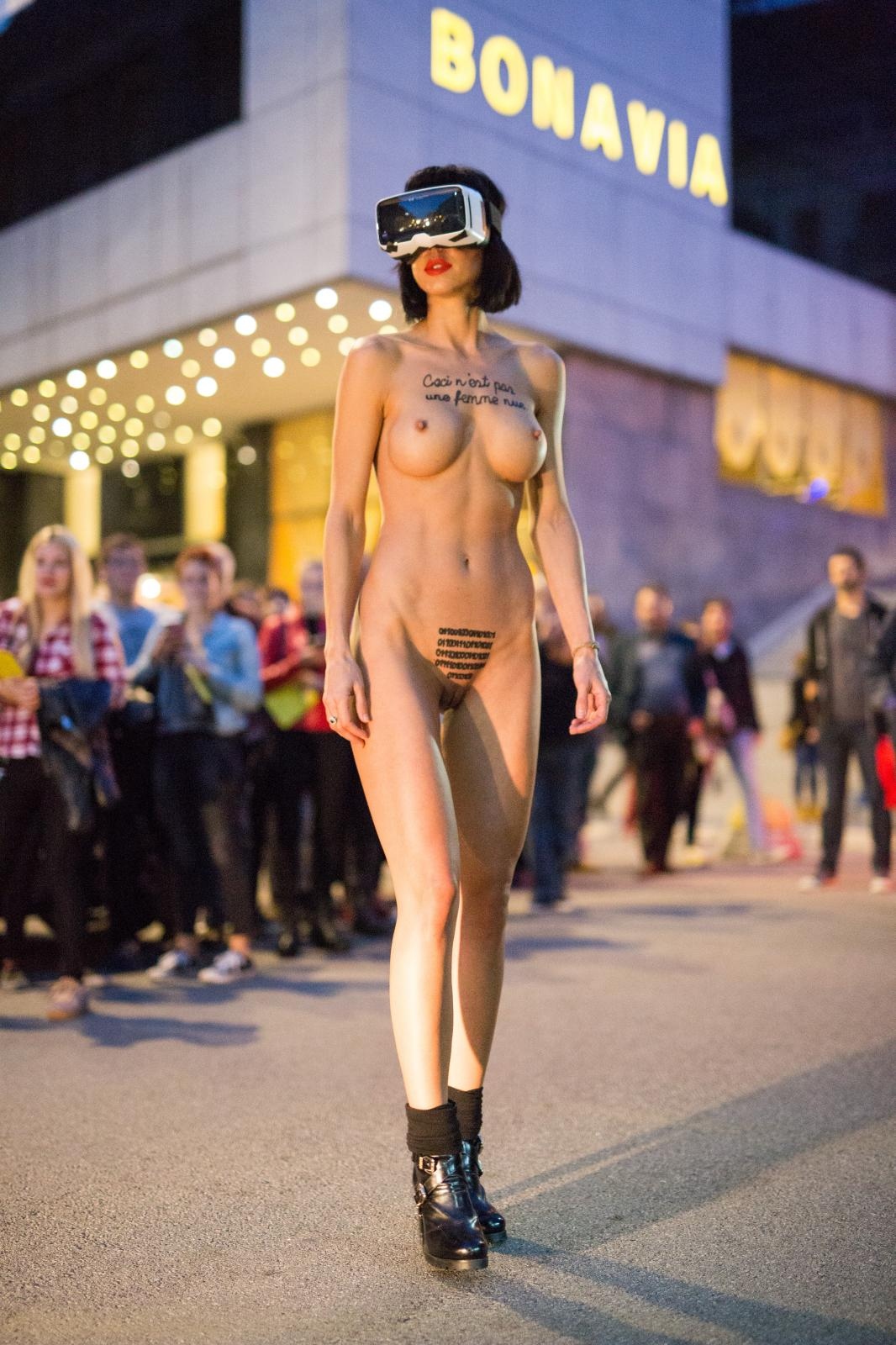 Performerica Milo Moire gola predvodila okupljenu publiku do nove zgrade