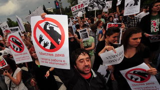 Skopje, 080611.
Veceras je u Skopju odrzan prosvjed protiv policijskog nasilja. Povod je ubojstvo 22-godisnjeg Martina Neshkovskog kojeg je u nedjelju navecer na trgu kada se slavila pobjeda nakon izbora, do smrti pretukao Igor Spasov, pripadnik makedons Skopje, 080611.
Veceras je u Skopju odrzan prosvjed protiv policijskog nasilja. Povod je ubojstvo 22-godisnjeg Martina Neshkovskog kojeg je u nedjelju navecer na trgu kada se slavila pobjeda nakon izbora, do smrti pretukao Igor Spasov, pripadnik makedons