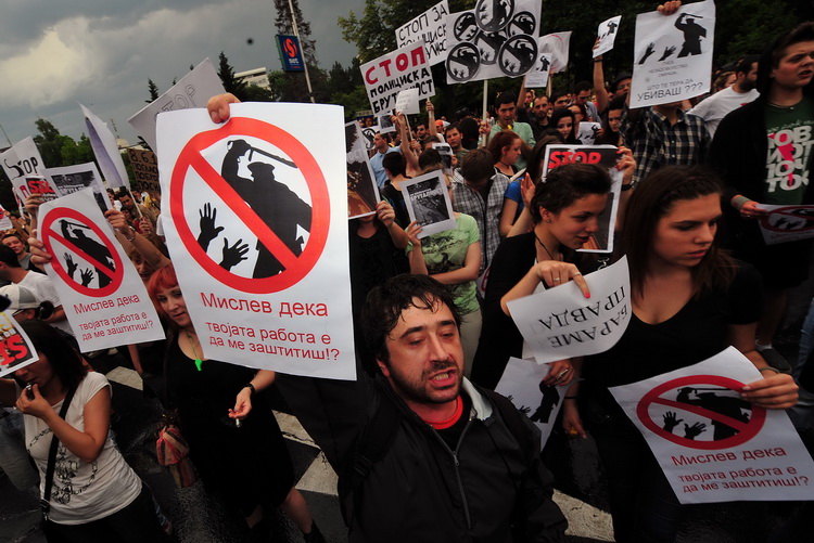 Skopje, 080611.
Veceras je u Skopju odrzan prosvjed protiv policijskog nasilja. Povod je ubojstvo 22-godisnjeg Martina Neshkovskog kojeg je u nedjelju navecer na trgu kada se slavila pobjeda nakon izbora, do smrti pretukao Igor Spasov, pripadnik makedons Skopje, 080611.
Veceras je u Skopju odrzan prosvjed protiv policijskog nasilja. Povod je ubojstvo 22-godisnjeg Martina Neshkovskog kojeg je u nedjelju navecer na trgu kada se slavila pobjeda nakon izbora, do smrti pretukao Igor Spasov, pripadnik makedons
