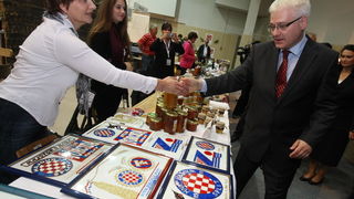 Zadar, 151010.
Predsjednik hrvatske Ivo Josipovic u sklopu posjeta Zadru obisao je i Eko etno sajam koji se ovog tjedna dogadja u dvorani na Visnjiku.Predsjednikje obisao sve izlagace (vise od 300) sa svakim se rukavao i skoro sa svakim slikao.
Na fotogra Zadar, 151010.
Predsjednik hrvatske Ivo Josipovic u sklopu posjeta Zadru obisao je i Eko etno sajam koji se ovog tjedna dogadja u dvorani na Visnjiku.Predsjednikje obisao sve izlagace (vise od 300) sa svakim se rukavao i skoro sa svakim slikao.
Na fotogra