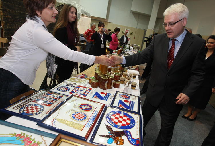 Zadar, 151010.
Predsjednik hrvatske Ivo Josipovic u sklopu posjeta Zadru obisao je i Eko etno sajam koji se ovog tjedna dogadja u dvorani na Visnjiku.Predsjednikje obisao sve izlagace (vise od 300) sa svakim se rukavao i skoro sa svakim slikao.
Na fotogra Zadar, 151010.
Predsjednik hrvatske Ivo Josipovic u sklopu posjeta Zadru obisao je i Eko etno sajam koji se ovog tjedna dogadja u dvorani na Visnjiku.Predsjednikje obisao sve izlagace (vise od 300) sa svakim se rukavao i skoro sa svakim slikao.
Na fotogra
