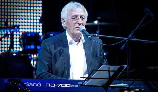 Oliver Dragojević i gudački orekestar Alana Bjelinskog na Višnjiku 22. ožujka 2011. Foto: Kristijan Orlić