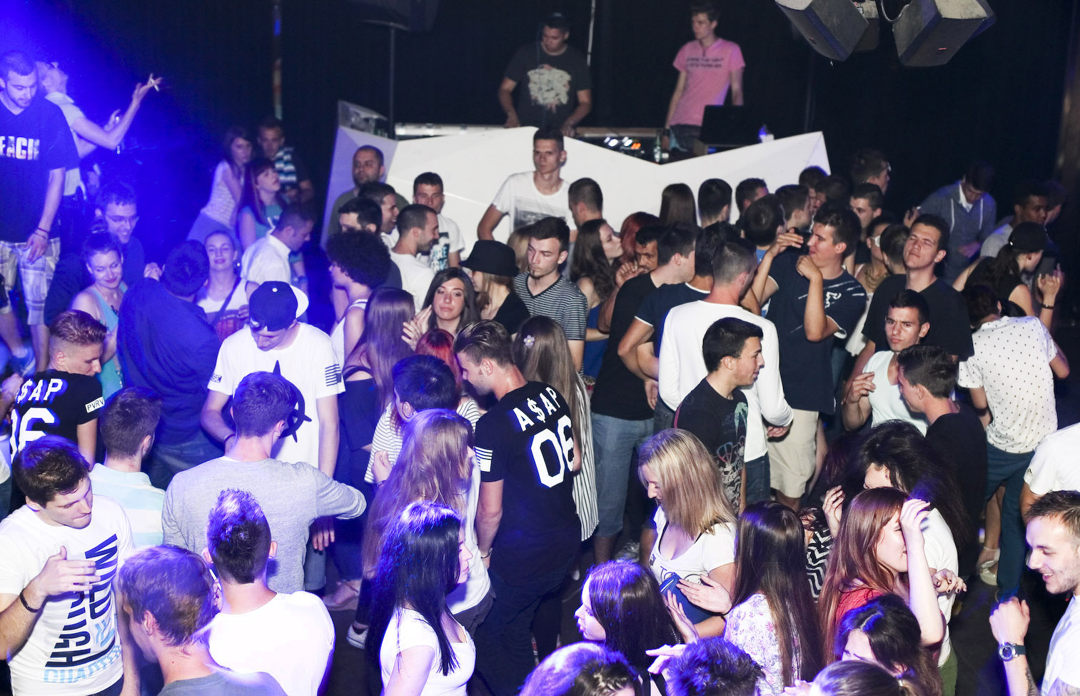 Zagreb, 28.06.2014. – A SADA PRAVAC: ZRCE – Na zatvaranju klupske sezone u punom Aquariusu (A2), Deejay Hrc (resident Zrce Spring Break festivala) dobru vibru ucinio je izvrsnom. Partijalo se do jutra uz najbolje iz EDM/commercial/trap/bass tvornice.