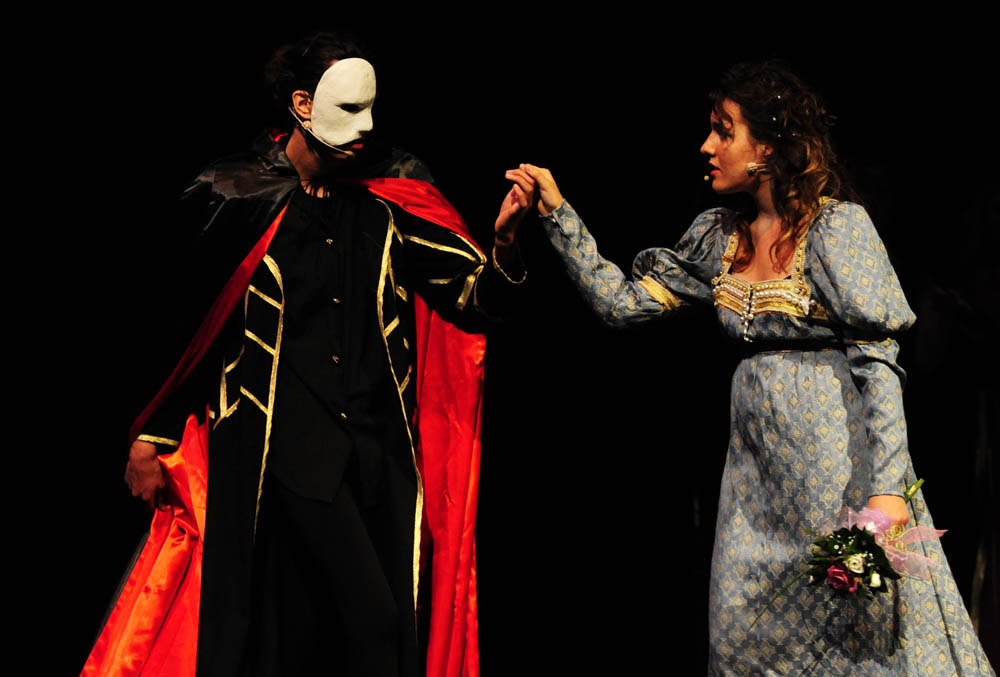 Zadar, 15.06.2013. snimio: Nenad Marčev
Gimnazija Vladimira Nazora Zadar i prijatelji
Andrew Lloyd Webber
Fantom u Operi
Redatelj Milena Dundov
Umjetnička voditeljica Iva Mustać Klarić
Nastupili učenici škole i prijatelji
Dvorana HNK Zadar Zadar, 15.06.2013. snimio: Nenad Marčev
Gimnazija Vladimira Nazora Zadar i prijatelji
Andrew Lloyd Webber
Fantom u Operi
Redatelj Milena Dundov
Umjetnička voditeljica Iva Mustać Klarić
Nastupili učenici škole i prijatelji
Dvorana HNK Zadar